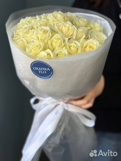 25 белых роз на 8 Марта