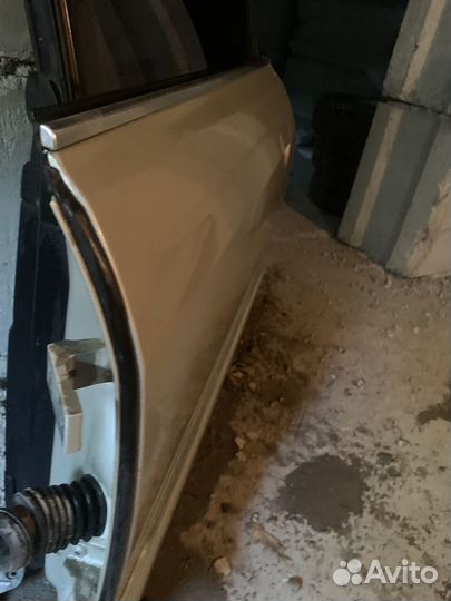 Левая задняя дверь на Audi A8 D2 в сборе