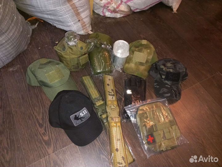 Военные кепки, ремни и др