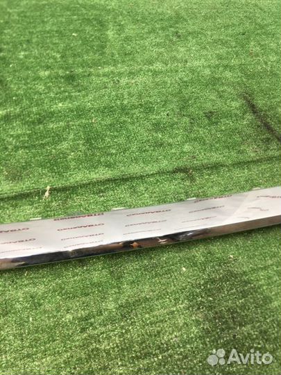 Молдинг решетки радиатора передний