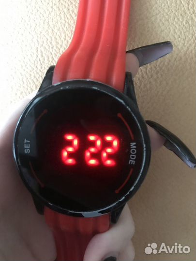 Электронные сенсорные часы