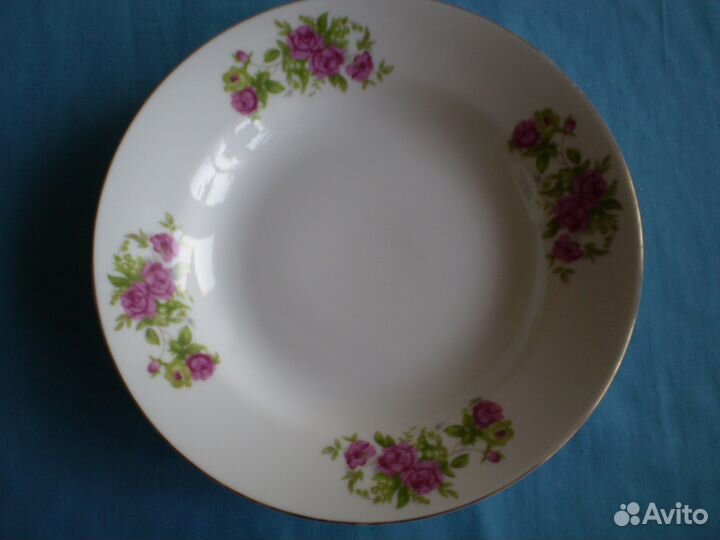 Тарелка сервизная и сувенирные ложечки