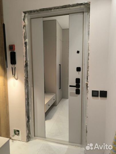 Входная дверь в квартиру с зеркалом