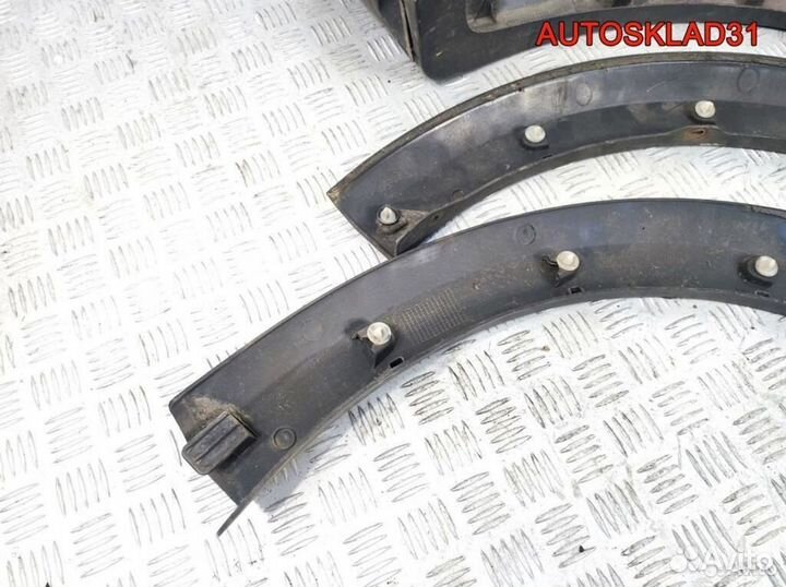 Накладка крыла комплект Renault Sandero 8200526643