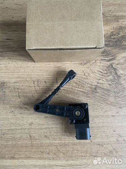 Датчик положения кузова перед Range Rover LR023646