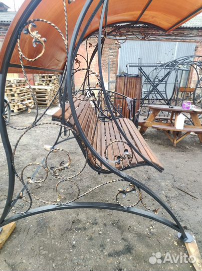 Качель с крышей