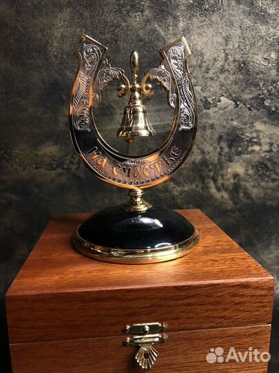 Подкова на камне 