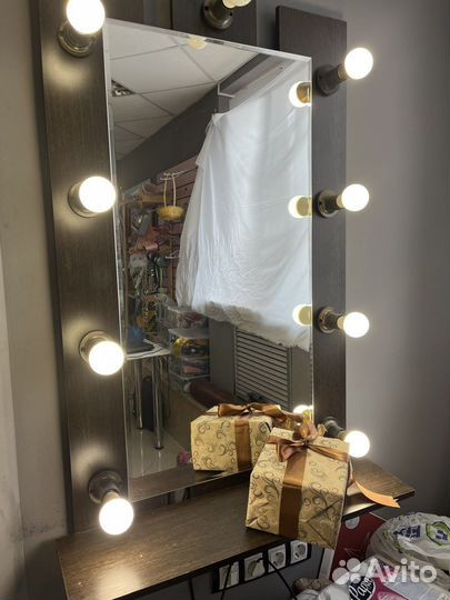 Гримерное зеркало с лампочками