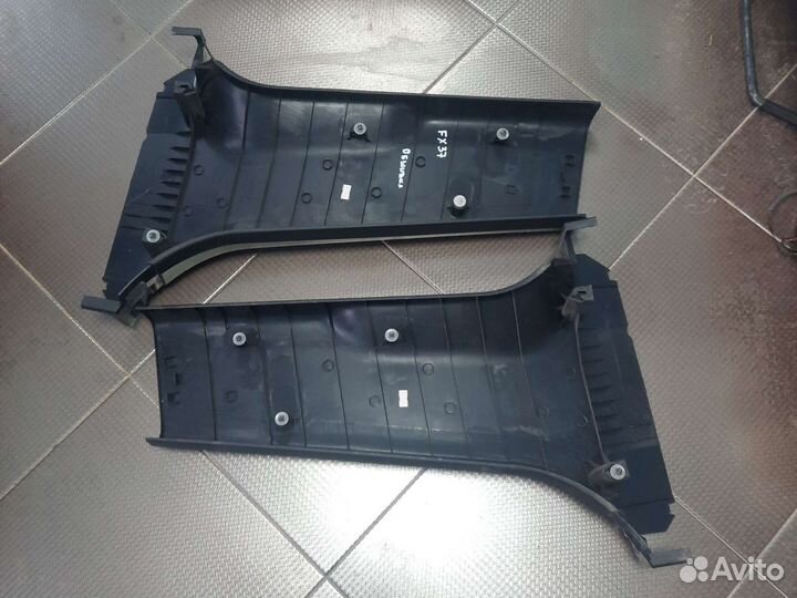 Обшивка средней стойки нижняя Infiniti QX70