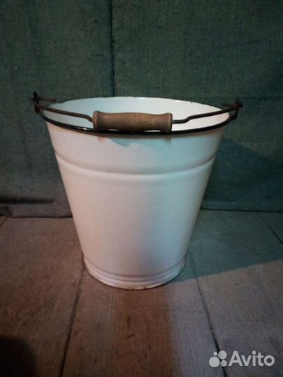 Эмалированное ведро с крышкой