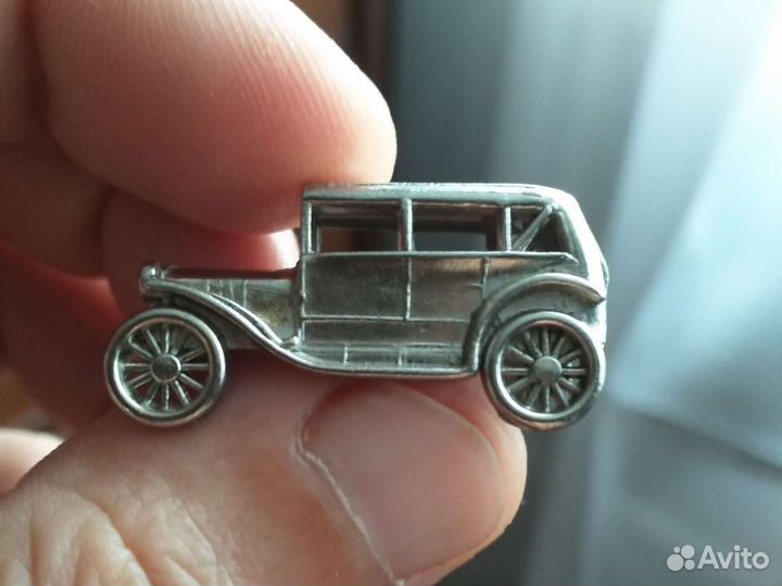 Набор миниатюрных металлических машинок