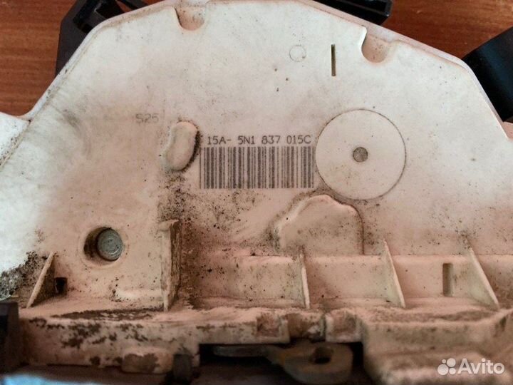 Замок двери передний левый Skoda Superb универсал