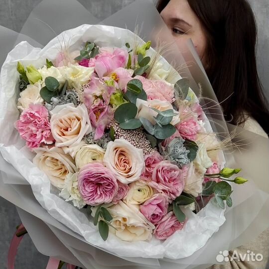 Нежный букет цветов с пионовидными розами