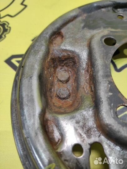 Щиток тормозного механизма задний левый Toyota