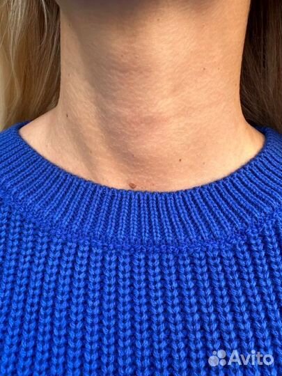 Свитер синий и бежевые леггинсы на флисе