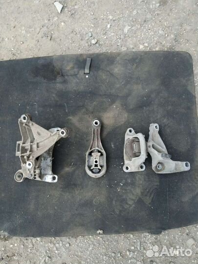 Подушки двигателя Renault Fluence 2010 года