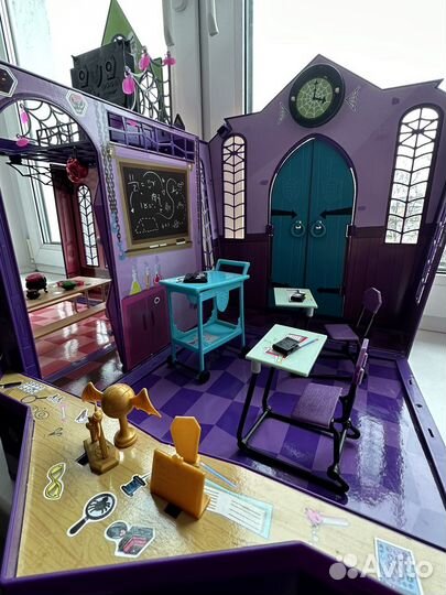 Школа Monster High