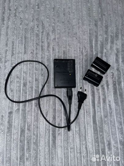 Зарядка и аккумуляторы к фотоаппарату Sony