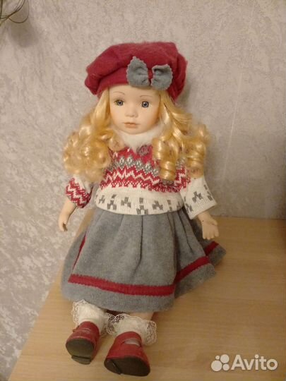 Кукла фарфоровая