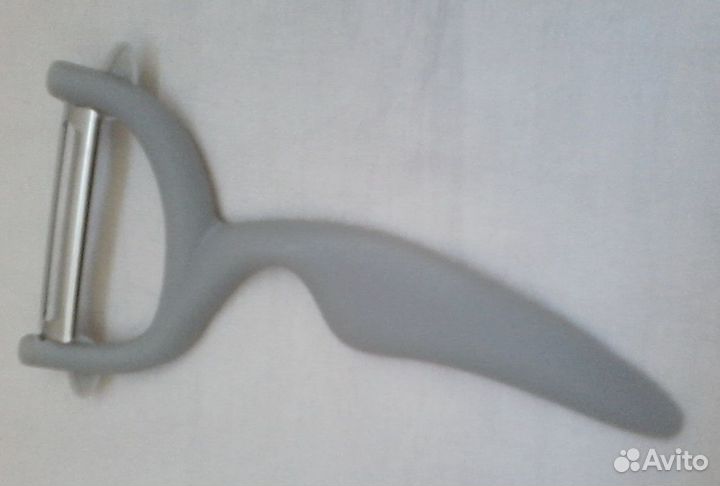 Банки, стакан и картофелечистка