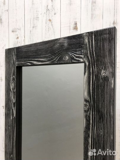 Зеркало в деревянной раме