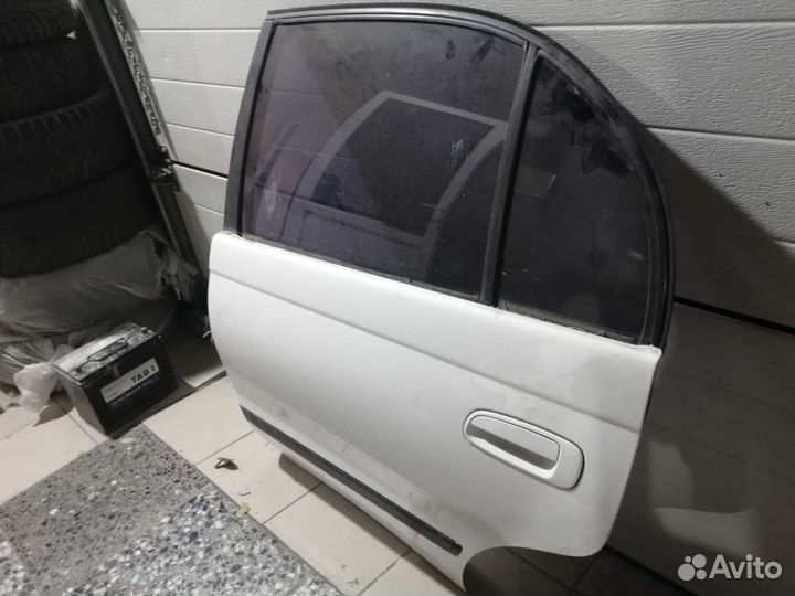 Задняя левая дверь toyota corona st190