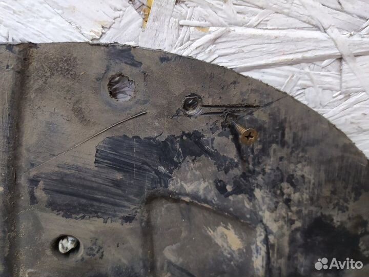 Б/У Б/У Защита двигателя Имеется трещина, дефект