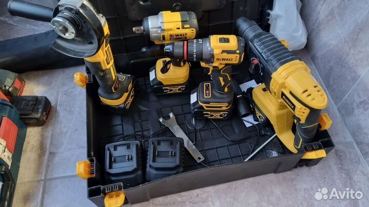 Набор электроинструмента 4в1 DeWalt