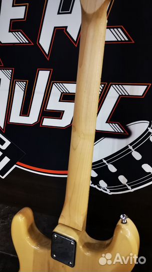 Электрогитара с аксессуарами