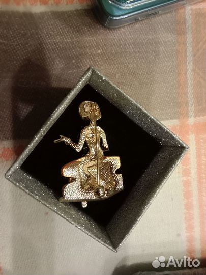 Брошь Учительница с книжками