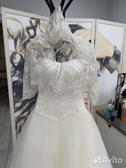 Свадебное платье со шлейфом