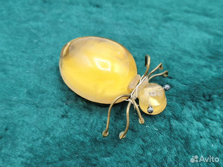 Брошь Паук Жук пластик цвет Янтарь