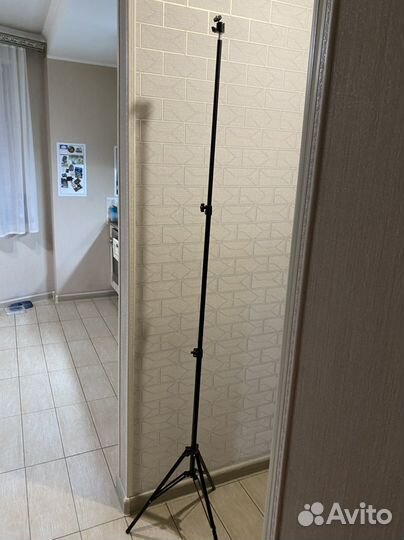 Продам новую кольцевую лампу и штатив более 2 м