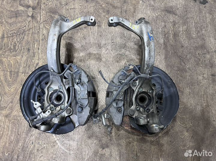 Передний кулак (цапфа) в сборе Audi A8 D3