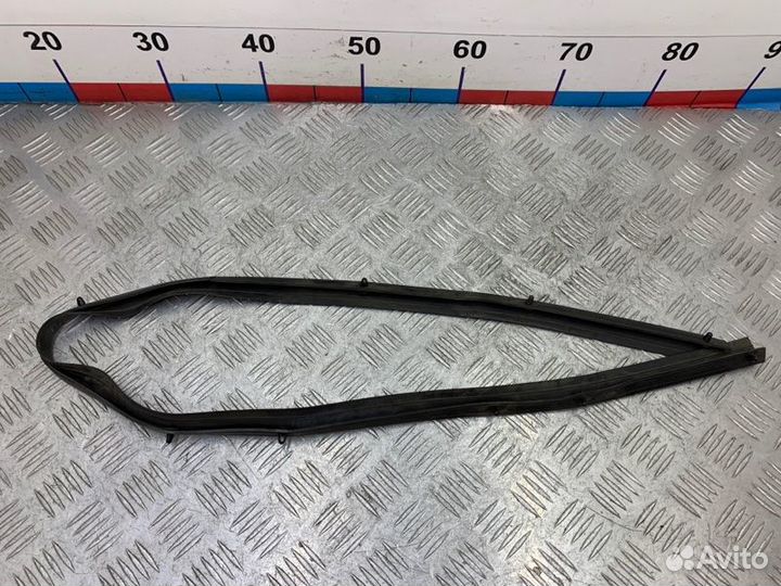 Уплотнитель капота Toyota Camry V40 2azfe 2010