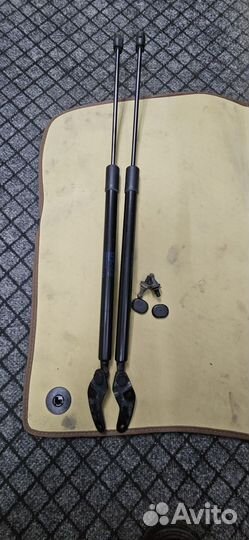 Амортизаторы крышки багажника VW Touareg NF 10-18