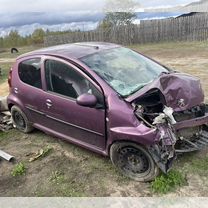 Peugeot 107 1.0 AMT, 2013, битый, 104 000 км, с пробегом, цена 270 000 руб.