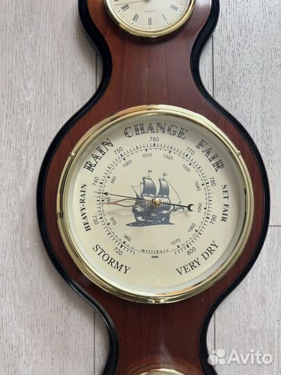 Часы настенные с барометром