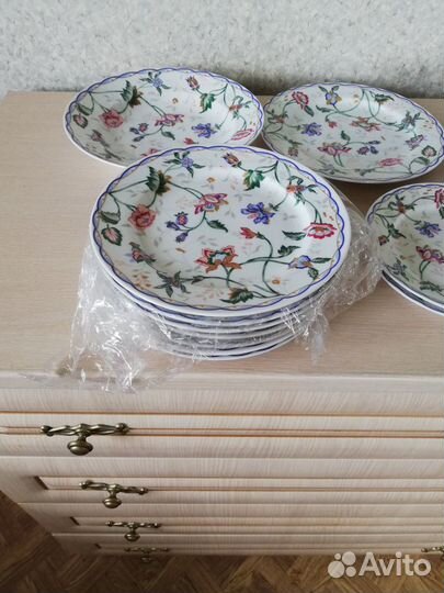 Тарелки с разным рисунком в наборе