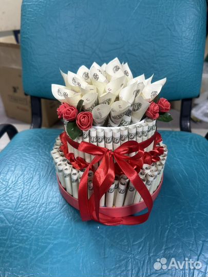 Букет из денег купюр