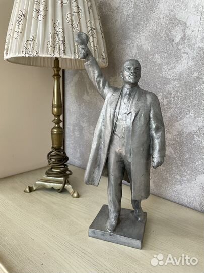 Кабинетная скульптура -Ленин в плаще