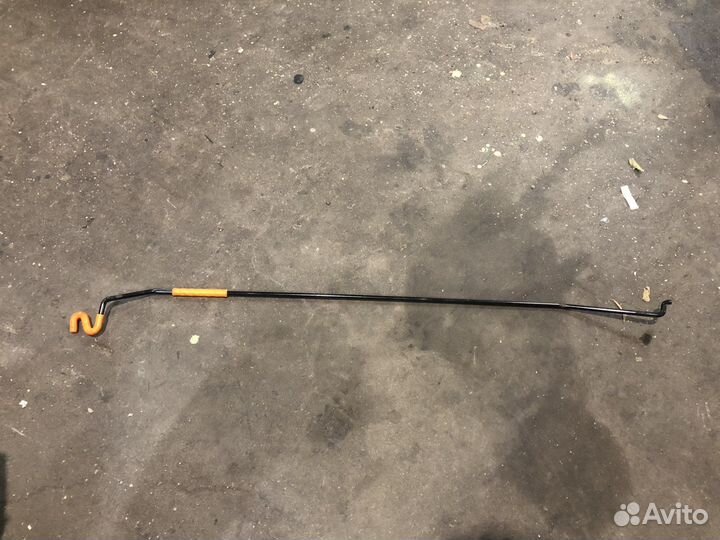 Упор капота Skoda Rapid 1