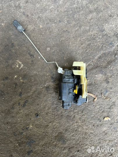 Замок боковой двери передний левый Renault Duster