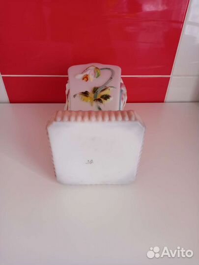 Ваза старинная. Маки, молочное стекло