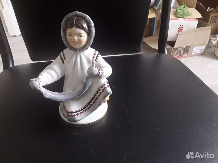 Фигурка Чукотской девочки с рыбой