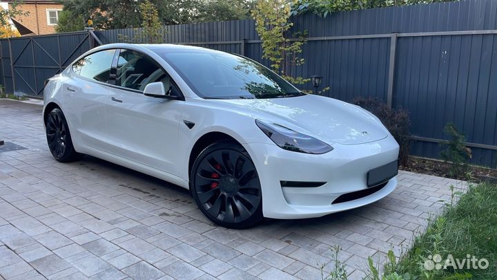 Tesla Model 3 AT, 2022, 300 км