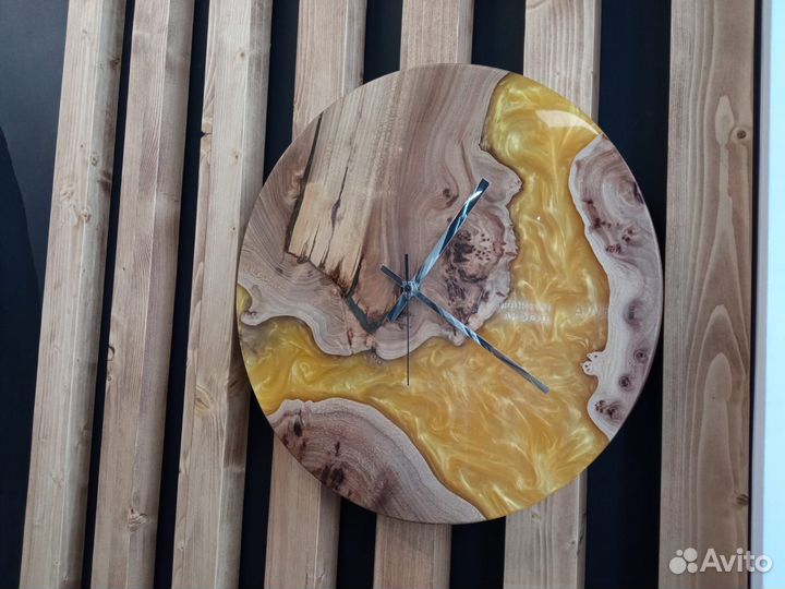 В наличии часы река из слэба и смолы