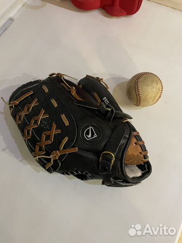 Бейсбольная перчатка с мячом
