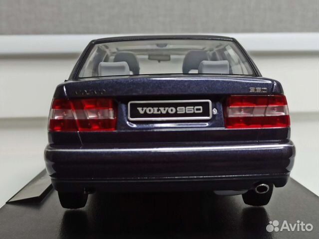 Volvo 960 Aubergine pearl 1:18