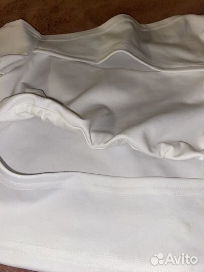 Укороченный лонгслив кроп-топ с вырезом на груди